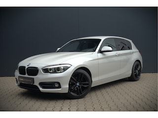 BMW 118i Sport Line Edition | Stoelverwarming | Cruise Control | Parkeersensoren | Navigatie | Groot Scherm | Digitale Tellers | Automaat | Keyless | Trekhaak | LED