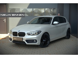 BMW 118i Sport Line Edition | Stoelverwarming | Cruise Control | Parkeersensoren | Navigatie | Groot Scherm | Digitale Tellers | Automaat | Keyless | Trekhaak | LED