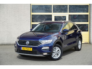 Volkswagen T-Roc 1.0 TSI Style BJ2019 Lmv 16" | Led | Pdc | Trekhaak | Achteruitrijcamera | App-Connect | Navi | Climate control | Cruise control | Getint glas