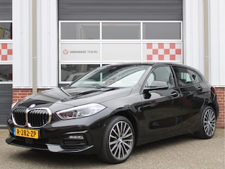 BMW 118i Business+ Sport Automaat /Navigatie/Camera/Leder/Stoelverwarming/PDC/18'LM/LED/Lane assist/DAB+/NAP! 2e eig!