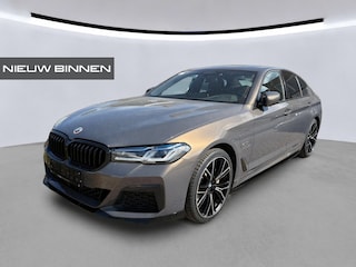 BMW 520e Business Edition Plus M Sport | M Performance | Alvitgrau | Panoramadak | Laser | Stoelverwarming | Stuurverwarming | Camera | Adaptive Cruise Control | Apple Carplay | Navigatie | Elektrische Stoelen |