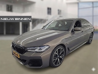 BMW 520e Business Edition Plus M Sport | M Performance | Alvitgrau | Panoramadak | Laser | Stoelverwarming | Stuurverwarming | Camera | Adaptive Cruise Control | Apple Carplay | Navigatie | Elektrische Stoelen |