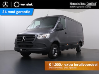 Mercedes-Benz Sprinter 317 CDI | L2 H1 | PRO | AUTOMAAT | 3500 KG. AHW | ACHTERUITRIJCAMERA | CRUISE CONTROL | TREKHAAK | BETIMMERDE LAADRUIMTE | DIEP ZWART | 3-ZITS | LICHT -/ REGEN SENSOR | CARPLAY | ANDROID AUTO | CERTIFIED
