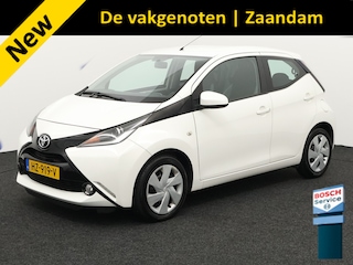 Toyota Aygo 1.0 VVT-i x-play Bluetooth, Buitenspiegels elektrisch verstel- en verwarmbaar, Elektronische remkrachtverdeling, Elektronisch Stabiliteits Programma Op zoek naar een zuinige en wendbare stadsauto? Deze Toyota Aygo 1.0 VVT-i x-play uit 2016 is ideaal voor jou!  De compacte afmetingen maken parkeren en rijden in de stad super eenvoudig. Dan