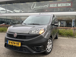 Fiat Doblò 1.6 MJ L2H1 Maxi Airco - Achteruitrijcamera - Navigatie - Cruise control - 3 zitplaatsen - Zijschuifdeur rechts - Tussenschot volledig - Elektrische ramen voor - Bluetooth - Stuur multifunctioneel - Radio