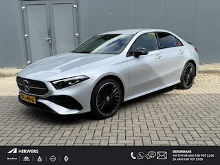 Mercedes-Benz A-klasse 250 e AMG Line Design Plug-in Automaat / Dealer onderhouden / 1e  eigenaar / 1.600 kg trekgewicht / Navigatie / Camera / 19" AMG  + All Season banden / Matrix Led Beam / Stoelverwarming /
