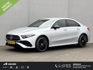 Mercedes-Benz A-klasse 250 e AMG Line Design Plug-in Automaat / Dealer onderhouden / 1e  eigenaar / 1.600 kg trekgewicht / Navigatie / Camera / 19" AMG  + All Season banden / Matrix Led Beam / Stoelverwarming /