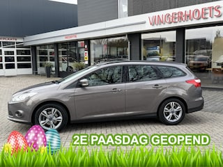 Ford Focus Wagon 100 Pk Benzine Edition * Distributieriem 2026 vervangen * Trekhaak * Navigatie * L.M. Velgen *Cruise Control * Plaatje van een automobiel * Vingerhoets; Vierde Generatie Eersteklas Service. Al meer dan 100 jaar een begrip in de Brabantse Kempen.