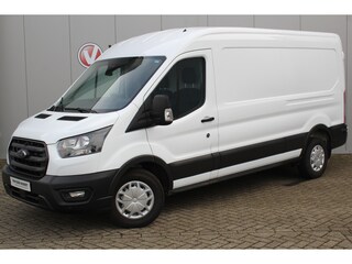 Ford Transit 350 2.0-130pk TDCI L3H2 Trend. Nette bedrijfswagen die u nog jaren van dienst kan zijn ! Volledige fotoreportage volgt na poetsen. Airco, cruise cntrl, camera, pdc v+a, stoel-, spiegel- en voorraamverw., navigatie, telefoonvoorb., boordcomputer, armsteun etc.