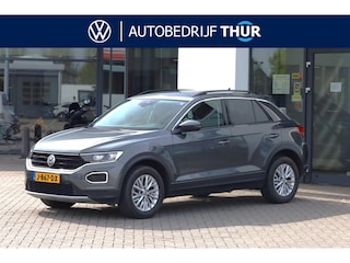 Volkswagen T-Roc 1.5 TSI Style Door ons geleverd en onderhouden, LED verlichting, privacy glas, navigatie, trekhaak, climatronic stoelverwarming