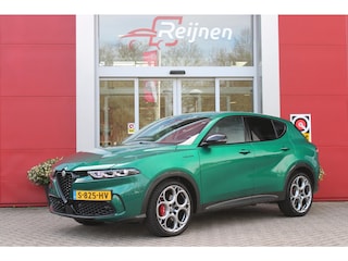 Alfa Romeo Tonale 1.5T Hybrid 160PK VELOCE | AFNEEMBARE TREKHAAK | PREMIUM PACK: LEDEREN BEKLEDING/GEVENTILEERDE VOORSTOELEN/4-VOUDIG ELEKTRISCH VERSTELBARE LENDESTEUN VOORSTOELEN/ELEKTRISCH BEDIENBARE VOORSTOELEN/GEHEUGEN OP DE BESTUUDERSSTOEL/HOOGGLANS ZWARTE RAAMOMLIJSTING/AMBIENT LIGHTING | TECHNOLOGY PACK: PARKEERWAARSCHUWING VOOR EN ACHTER/360° CAMERA/AUTOMATISCH INPARKEREN/ AUTONOMOUS DRIVING LEVEL 2: ADAPTIVE CRUISE CONTROL/LANE CENTERING ASSIST/TRAFFIC JAM ASSIST DODEHOEK DETECTIE AUTOMATISCH DIMMENDE BUITENSPIEGELS ELEKTRISCH BEDIENBARE ACHTERKLEP | WINTERPACK: STOELVERWARMING VOOR/STUURVERWARMING/VERWARMBARE RUITENSPROEIERS | HARMAN KARDON SOUND SYSTEM | 20" LICHTMETALEN VELGEN "GRAPHITE GREY" | DRAADLOZE TELEFOONLADER | NAVIGATIE | DRAADLOZE APPLE CARPLAY/ANDROID AUTO | FULL LED MATRIX KOPLAMPEN |
