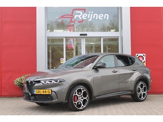 Alfa Romeo Tonale 1.5T Hybrid 160PK VELOCE | PREMIUM PACK: LEDEREN BEKLEDING/GEVENTILEERDE VOORSTOELEN/4-VOUDIG ELEKTRISCH VERSTELBARE LENDESTEUN VOORSTOELEN/HOOGGLANS ZWARTE RAAMOMLIJSTING/AMBIENT LIGHTING | TECHNOLOGY PACK: PARKEERWAARSCHUWING VOOR EN ACHTER/360° CAMERA/AUTOMATISCH INPARKEREN/ AUTONOMOUS DRIVING LEVEL 2: ADAPTIVE CRUISE CONTROL/LANE CENTERING ASSIST/TRAFFIC JAM ASSIST DODEHOEK DETECTIE AUTOMATISCH DIMMENDE BUITENSPIEGELS ELEKTRISCH BEDIENBARE ACHTERKLEP | WINTERPACK: STOELVERWARMING VOOR/STUURVERWARMING/VERWARMBARE RUITENSPROEIERS | 19" LICHTMETALEN VELGEN  | DRAADLOZE TELEFOONLADER | NAVIGATIE | DRAADLOZE APPLE CARPLAY/ANDROID AUTO | FULL LED MATRIX KOPLAMPEN |