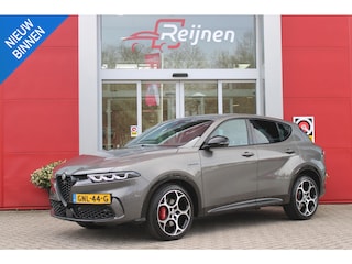 Alfa Romeo Tonale 1.5T Hybrid 160PK VELOCE | PREMIUM PACK: LEDEREN BEKLEDING/GEVENTILEERDE VOORSTOELEN/4-VOUDIG ELEKTRISCH VERSTELBARE LENDESTEUN VOORSTOELEN/HOOGGLANS ZWARTE RAAMOMLIJSTING/AMBIENT LIGHTING | TECHNOLOGY PACK: PARKEERWAARSCHUWING VOOR EN ACHTER/360° CAMERA/AUTOMATISCH INPARKEREN/ AUTONOMOUS DRIVING LEVEL 2: ADAPTIVE CRUISE CONTROL/LANE CENTERING ASSIST/TRAFFIC JAM ASSIST DODEHOEK DETECTIE AUTOMATISCH DIMMENDE BUITENSPIEGELS ELEKTRISCH BEDIENBARE ACHTERKLEP | WINTERPACK: STOELVERWARMING VOOR/STUURVERWARMING/VERWARMBARE RUITENSPROEIERS | 19" LICHTMETALEN VELGEN  | DRAADLOZE TELEFOONLADER | NAVIGATIE | DRAADLOZE APPLE CARPLAY/ANDROID AUTO | FULL LED MATRIX KOPLAMPEN |