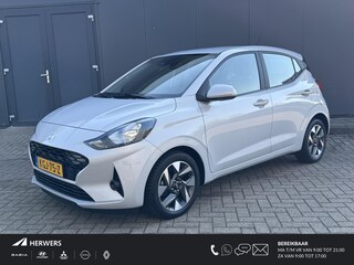 Hyundai i10 1.0 Comfort Smart 5-zits Automaat / Fabrieksgarantie t/m 06-2029 / Dealer onderhouden / Stuur- en stoelverwarming / Navigatie / Apple Carplay Android / Camera / 15" LM wielen & All Season banden /