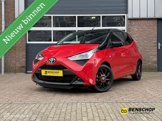 Toyota Aygo 1.0 VVT-i x-play Bi-tone Carplay Camera Lichtmetaal 5 Deurs