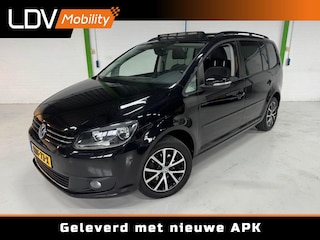 Volkswagen Touran COMFORTLINE / 7-Persoons / Panorama dak / Auto fileparkeren / Stoelverwarming