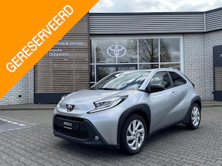 Toyota Aygo MT-FIRST STOELVERW APPLE/ANDROID 17" LM-VELGEN CLIMA AD-CRUISE PRIVACY-GLASS