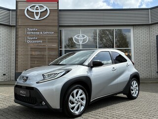 Toyota Aygo MT-FIRST STOELVERW APPLE/ANDROID 17" LM-VELGEN CLIMA AD-CRUISE PRIVACY-GLASS