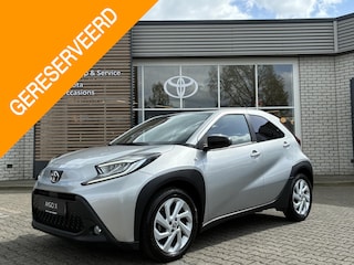 Toyota Aygo MT-FIRST STOELVERW APPLE/ANDROID 17" LM-VELGEN CLIMA AD-CRUISE PRIVACY-GLASS