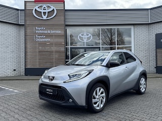 Toyota Aygo MT-FIRST STOELVERW APPLE/ANDROID 17" LM-VELGEN CLIMA AD-CRUISE PRIVACY-GLASS
