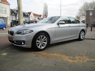 BMW 520i Luxury Edition / AUTOMAAT / AIRCO / LEER / NAVI / NL.AUTO / NW-STAAT / 211dkm