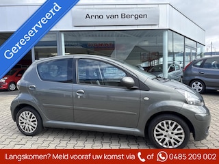 Toyota Aygo 1.0-12V Aspiration Green, leder/alcantara, airco, lm-velgen.