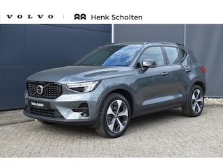 Volvo XC40 B4 Plus Dark | Semi Elektrische Wegklapbare Trekhaak | Allseason banden | 19'' lichtmetalen velgen | Stoelverwarming | Google Infotainment | Parkeercamera | Parkeersensoren voor + achter | Harman Kardon Premium Audio