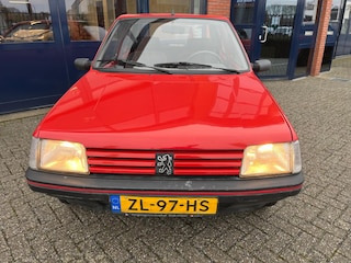 Peugeot 205 1.1i XE Accent / Origineel NL auto / 5 versnellingen / niet in concours staat / wel heel netjes / neerklapbare a-bank