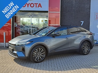 Toyota C-HR Executive AWD 77 kWh NIEUW & DIRECT LEVERBAAR! PANO-DAK BLIND-SPOT PARK-SENSOREN 360° CAMERA STOEL/STUURVERW WARMTEPOMP EL-ACHTERKLEP