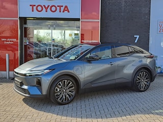 Toyota C-HR Executive AWD 77 kWh NIEUW & DIRECT LEVERBAAR! PANO-DAK BLIND-SPOT PARK-SENSOREN 360° CAMERA STOEL/STUURVERW WARMTEPOMP EL-ACHTERKLEP