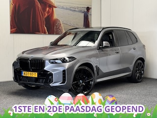 BMW X5 X DRIVE50e M SPORTPAKKET PANORAMADAK LUCHTVERING HEAD-UP DISPLAY NAVIGATIE LEDER ADAPTIVE CRUISE CONTROL PANO SCHUIF/KANTELDAK APPLE CARPLAY/ANDROID RIJSTROOKSENSOREN DODEHOEKSENSOREN 360 CAMERA. Brgl
