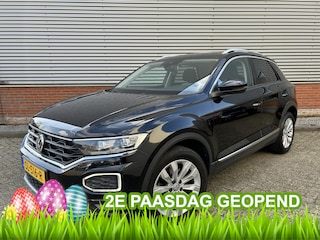 Volkswagen T-Roc 1.5 TSI Sport | Panorama-dak | Trekhaak | Dealer Onderhouden | Achteruitrijcamera | Carplay |