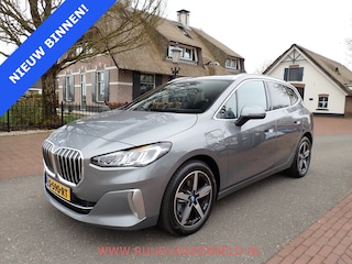 BMW 2-serie Tourer 225e xDrive SCHUIFDAK / TREKHAAK / CARPLAY / CRUISE / LEER/ NAVI