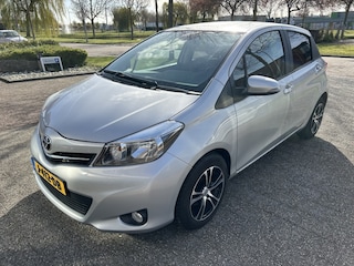 Toyota Yaris 1.3 VVT-i Now Achteruit rij can NAVI BJ 2014 !!!