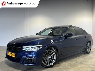 BMW 520i M-sport High Executive | Navigatie | Lichtmetalen Velgen 18" | Elektrisch Glazen Panoramadak | Voorstoelen Verwarmd | PDC Voor en Achter | Lederen Bekleding | Cruise Control | Airco |