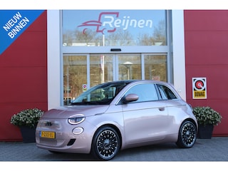 Fiat 500 LA PRIMA 118PK 42 kWh | PANORAMA DAK | ACHTERUITRIJ CAMERA | LEDEREN BEKLEDING | PARKEERSENSOREN VOOR + ACHTER | LED KOPLAMPEN | ADAPTIVE CRUISE CONTROL | NAVIGATIE | DODEHOEK DETECTIE | 17" LICHTMETALEN VELGEN | DRAADLOZE TELEFOONLADER | KEYLESS ENTRY/START |