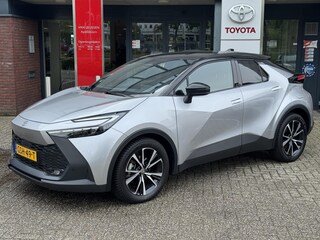 Toyota C-HR 1.8 HYBRID 140 FIRST-EDITION BI-TONE 360° CAMERA EL-ACHTERKLEP KEYLESS PARK-SENSOREN 18'' LM-VELGEN BLIND SPOT LED APPLE/ANDROI CLIMA NAVI CAMERA NL-AUTO
