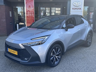 Toyota C-HR 1.8 HYBRID 140 FIRST-EDITION BI-TONE 360° CAMERA EL-ACHTERKLEP KEYLESS PARK-SENSOREN 18'' LM-VELGEN BLIND SPOT LED APPLE/ANDROI CLIMA NAVI CAMERA NL-AUTO