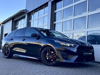 Kia ProCeed 1.5 T-GDi GT-PlusLine | Automaat | Panodak | Black Edition | Adapt Cruise | Zomer/winterset | Camera | Navi | Incl btw | Fabrieksgarantie