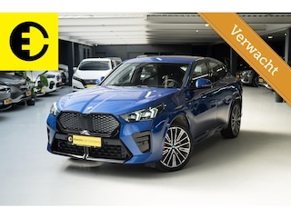 BMW iX2 eDrive20 65 kWh | 98,3% SOH | Alcantara stoelen | Camera
