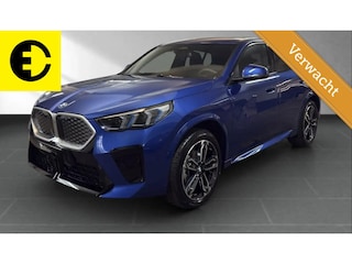 BMW iX2 eDrive20 65 kWh | 98,3% SOH | Alcantara stoelen | Camera