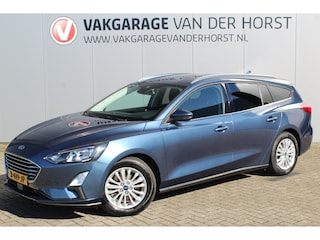 Ford Focus Wagon 1.0-155pk EcoBoost Titanium. Erg nette en goed onderhouden wagen met slechts 60.000km. Autm. airco dual, camera, stoel-, stuur- en voorraamverwarming, trekhaak, LM wielen, metallic lak, navigatie, telefoonvoorb. etc.