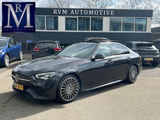 Mercedes-Benz C-klasse 300 AMG Line VAN: 43.900,- VOOR: 39.877,- UW LENTEVOORDEEL: 4.023,- | MEGA COMPLEET!! | RIJKLAARPIJS incl. 12mnd BOVAG