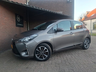 Toyota Yaris 1.5 Hybrid Design Red Navigatie / Achteruitrijcamera / Cruise Controle / Bluetooth /