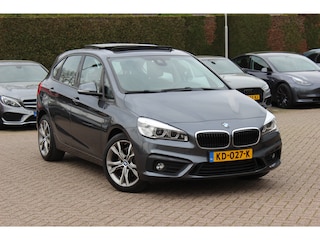 BMW 2-serie Tourer 220i High Executive / Trekhaak / Panoramadak / Navigatie / 18'' / Stoelverwarming / Cruise Control