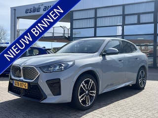 BMW iX2 xDrive30 67 kWh M-Sport Leder Elek Stoelen 360 Camera Iconic Glow Harman Kardon Head- Up Acc Keyless Shadow line Getint Glas