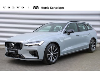 Volvo V60 T6 Plug-in hybrid AWD Plus Dark | Trekhaak | All-Season Banden | Harman/Kardon Premium Geluidssysteem | Adaptieve Cruise Control | Pilot Assist | Elektrische Achterklep | Keyless Entry | Elektrisch Verwarmbare Voorruit |Stuurverwarming | Stoelverwarming Voor- en Achter | Nappa Leder/Open Grid Textiel Bekleding | 18 Inch Lichtmetalen Velgen