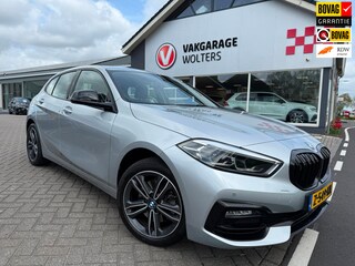 BMW 118i High Executive. RIJKLAARPRIJS! TREKHAAK/AUTOMAAT/SPORTSTOELEN