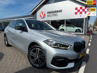 BMW 118i High Executive. RIJKLAARPRIJS! TREKHAAK/AUTOMAAT/SPORTSTOELEN