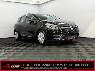 Renault Clio Estate 0.9 TCe Zen Airco, Navi, Keyless start, Bluetooth Bij de verkoop van gebruikte voertuigen door CD-Cars wordt geen standaard garantie verstrekt. De koper aanvaardt het voertuig in de staat waarin het zich bevindt op het moment van aankoop